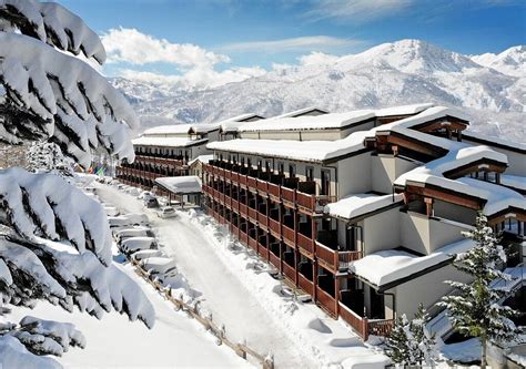 vista esterna dell'Hotel Sansicario Majestic con montagne innevate