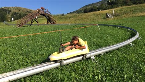 bambini che si divertono sulla pista da bob estivo ad Artesina