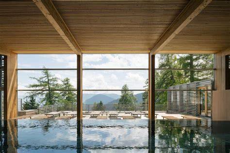 Un piatto gourmet presentato nel ristorante 1500 del Vigilius Mountain Resort.