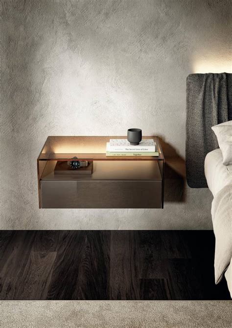 Comodino sospeso con design minimalista, immagine che mostra la sua installazione a parete