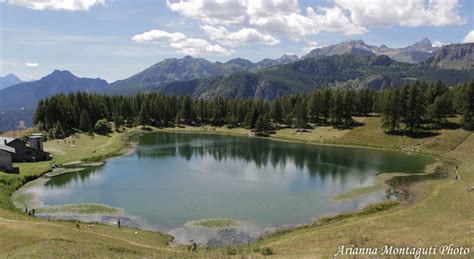 Panorama del Lago di Lod circondato dalle montagne