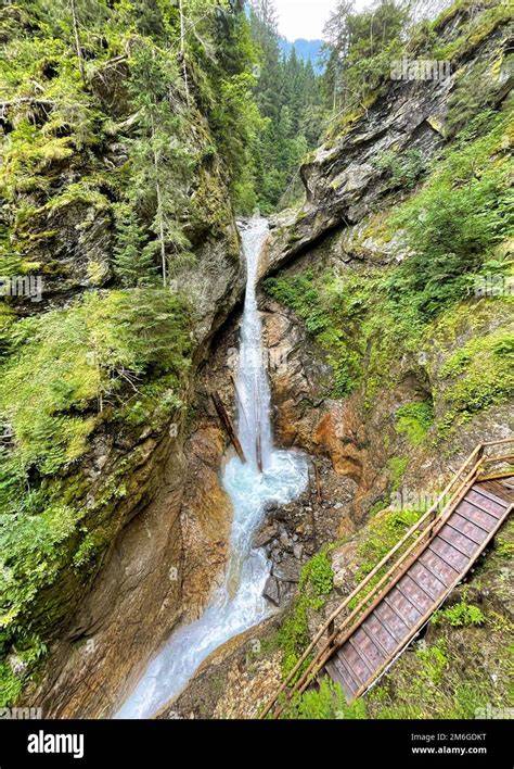 Cascata Eifersbach con il ponte panoramico e la vegetazione circostante