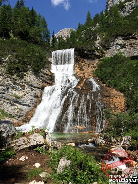 Immagine delle cascate di Fanes ghiacciate, con un sentiero che si snoda tra rocce e neve