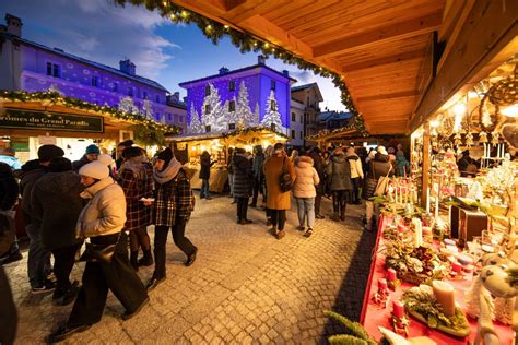bambini che guardano le luci di un mercatino di Natale svizzero