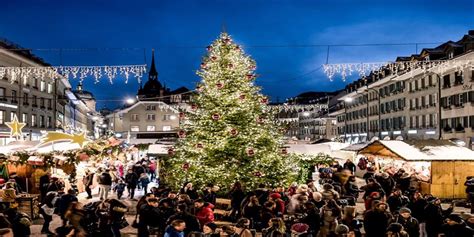 vista panoramica dei mercatini di Natale di Berna con le baite in legno