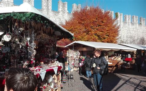 bancarelle decorate con stoffe rosse e bianche in un mercatino di Natale tedesco