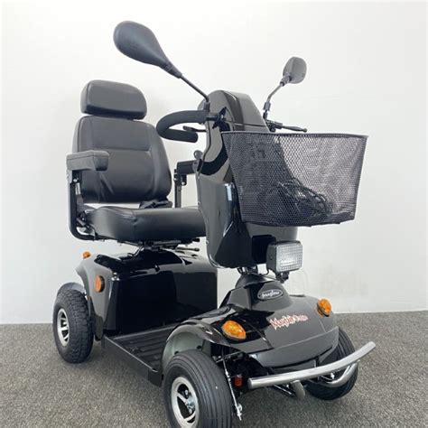 Scooter di mobilità Freerider Mayfair in un ambiente esterno soleggiato
