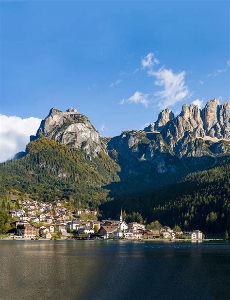 Panoramica di Alleghe con le Dolomiti sullo sfondo e sentieri per mountain bike