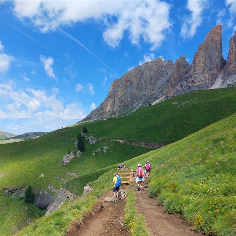 Ciclista su un sentiero panoramico in Val di Fassa