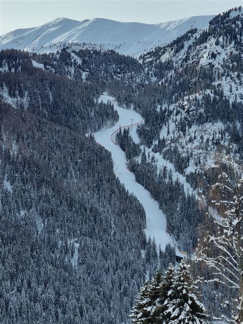 Vista panoramica della funivia Ciampac che sale verso le montagne innevate