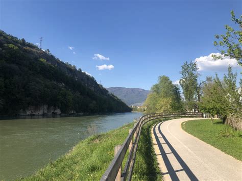 Panoramica del fiume Adige con la ciclabile che scorre sulla riva
