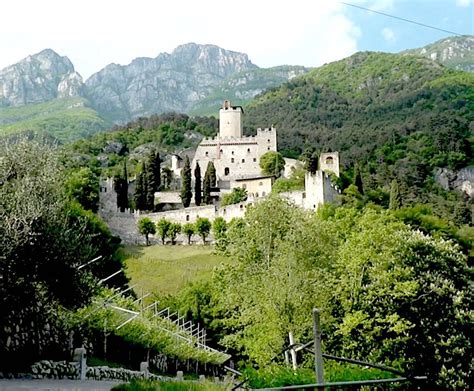 Vista panoramica sulla Val Lagarina con castelli e fortificazioni