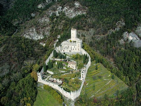 Imponente Castello di Avio che domina la Vallagarina