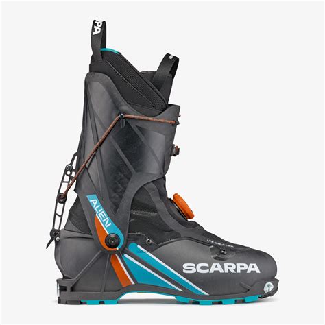 Schema tecnico dello scarpone Scarpa Alien 1.0 con evidenziate le caratteristiche principali: scafo in Carbon Grilamid, ghetta integrata, suola Vibram UFO.