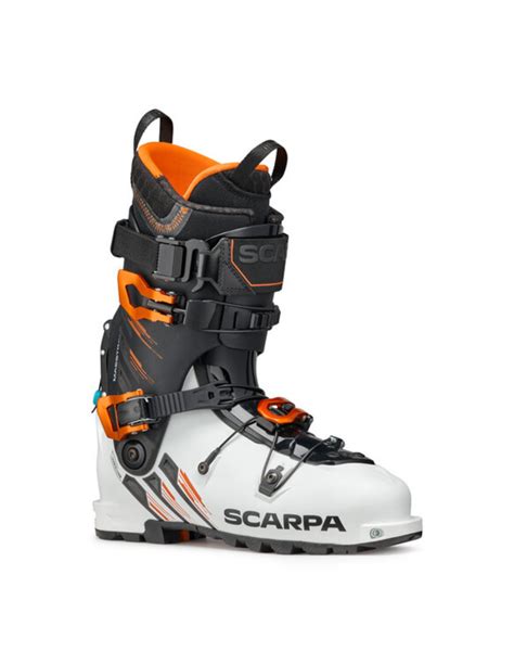 Vista laterale dello scarpone Scarpa Maestrale RS con enfasi sulla sua struttura robusta e il design performante.
