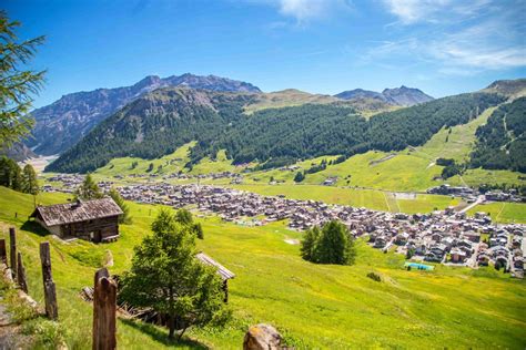 Panoramica della valle di Livigno in estate