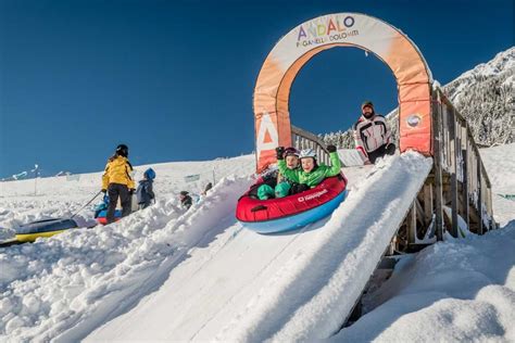 Bambini che sciano in un parco giochi sulla neve ad Andalo