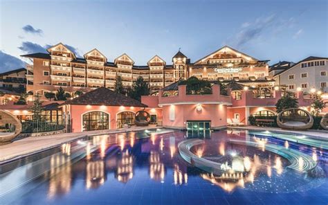 Esterno dell'Hotel Cavallino Bianco a Ortisei
