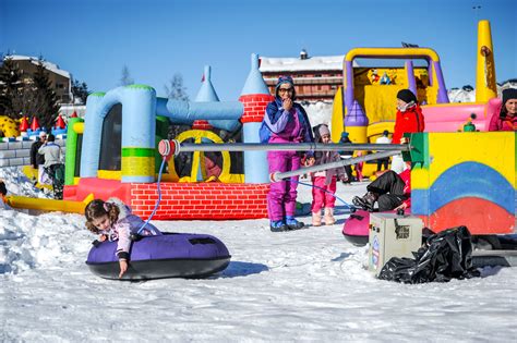 Bambini che imparano a sciare in un parco giochi sulla neve