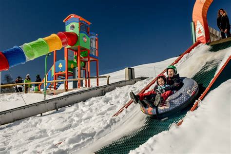 Bambini che giocano in un baby park sulla neve