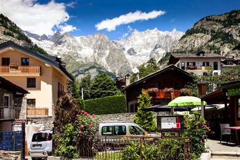 Vista panoramica di Courmayeur con il Monte Bianco sullo sfondo