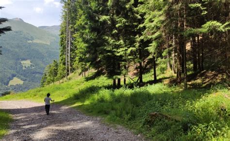 panoramica di Spiazzi di Gromo con bambini che sciano