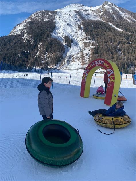 bambini che giocano in un baby snow park a tema