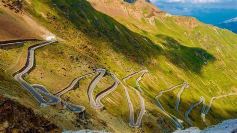 Panoramica del Passo dello Stelvio con le sue iconiche curve a serpentina