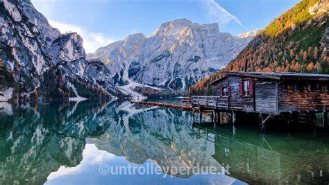 Il Lago di Braies incastonato tra le vette delle Dolomiti