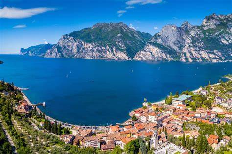 Vista panoramica del Lago di Garda con le sue acque azzurre e le montagne circostanti