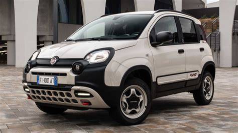 Fiat Panda 4x40° in color Avorio con dettagli esterni e interni specifici