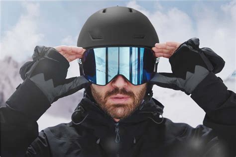 Primo piano di una maschera da snowboard con lenti ZEISS, evidenziando la tecnologia anti-appannamento