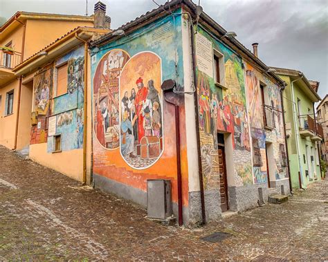 Murales colorati che decorano le facciate delle case nel centro storico di Sant'Angelo Le Fratte