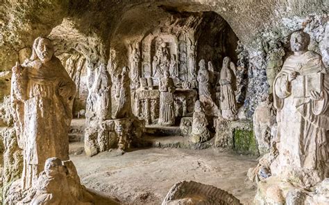 Interno di una cantina scavata nella roccia, allestita per la degustazione di prodotti tipici