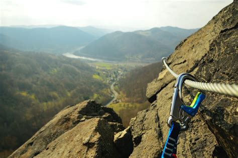 dettaglio di un tratto attrezzato di una via ferrata in montagna