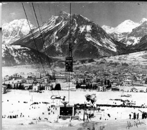 Illustrazione storica di pionieri dello snowboard che sperimentano sulla neve.
