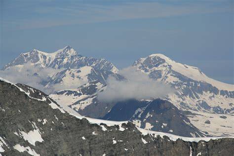 Panorama alpino con la cima della Piccola Ciamarella in lontananza