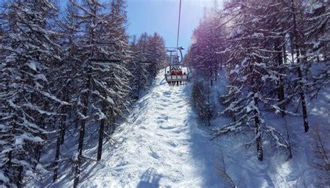 Immagine di una località sciistica innevata con piste ben curate