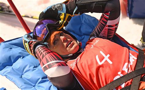 Atleta di sci in fase di recupero dopo un infortunio