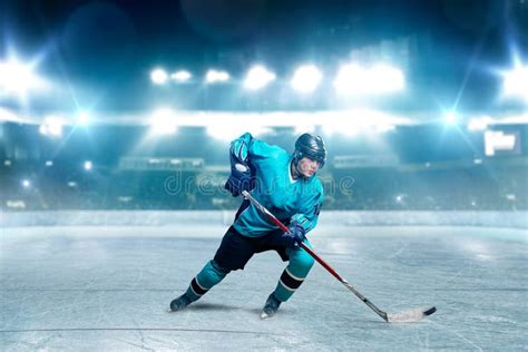 foto di una giovane atleta che pattina su ghiaccio con una stecca da hockey