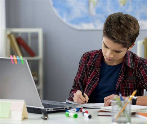 foto di una studentessa che studia, con elementi che richiamano l'hockey su ghiaccio