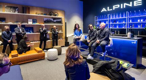 Atmosfera elegante dell'Atelier Alpine A290 Lounge durante la Milano Design Week 2025, con arredi Poltrona Frau e vetture Alpine in esposizione.