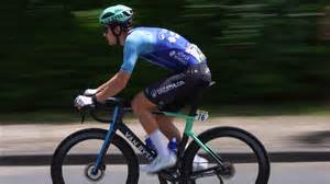 Paul Seixas in azione con la sua bicicletta Van Rysel RCR-R durante una gara.