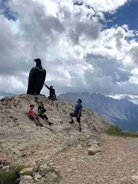 vista notturna della pista Christomannos a Carezza con illuminazione artificiale