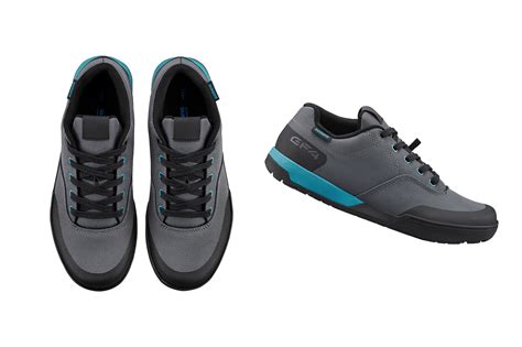 Schema comparativo tra scarpe per pedali flat e clipless, evidenziando le differenze in termini di suola, sistema di aggancio e tipologia di utilizzo.