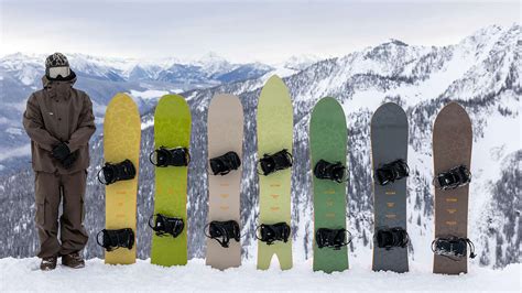 Una vetrina con diverse tavole da snowboard di vari marchi e stili esposte nel negozio Minoia Board Co.