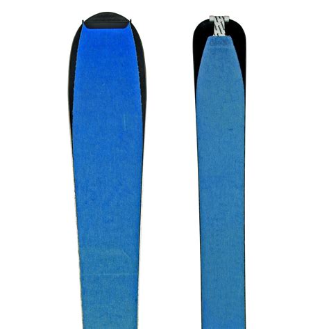 Una composizione di attrezzatura da splitboard: tavola divisa in due sci, attacchi, pelli di foca e bastoncini.