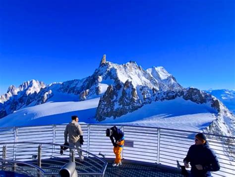 Vista panoramica mozzafiato della Vallée Blanche, con neve fresca e montagne imponenti.
