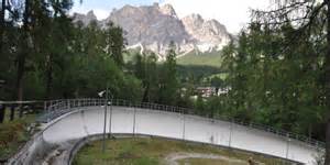 Un rider esperto che esegue una curva perfetta su una pista da carving ben preparata, con il Monte Cervino sullo sfondo.