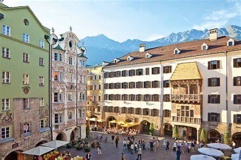 Il Tetto d'Oro (Goldenes Dachl) a Innsbruck con un cielo blu limpido